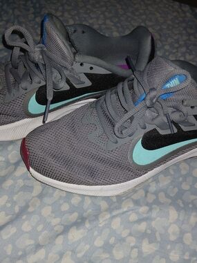 Nike Women’s Gray Mesh Running Shoes with Black and Aqua Accents